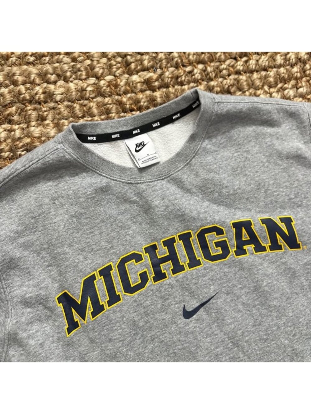 Nike Michigan Wolverines Mens Crewneck Sweatshirt Center Swoosh Gray Medium
